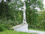 pohled na sochu s pomníkem od márnice, fotodokumentace pořízena 19. 5. 2014